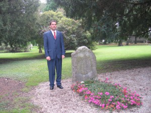 Roberto Reale en la tumab de Borges (Ginebra, Suiza)