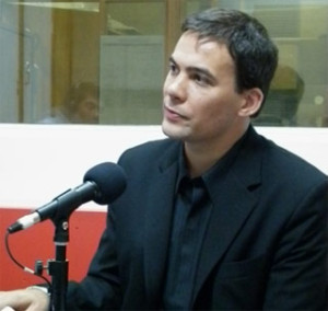 Roberto Reale en el estudio de Radio Provincia (a la espera de las fotos de los estudiantes)
